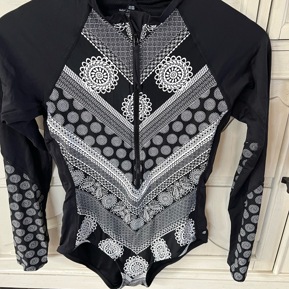 Beach House Women’s sun shirt, swim suit Size 10 NWOT